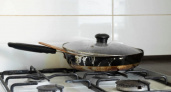 Спрячьте старый сервиз и избавьтесь от старых сковородок: признаки токсичной посуды